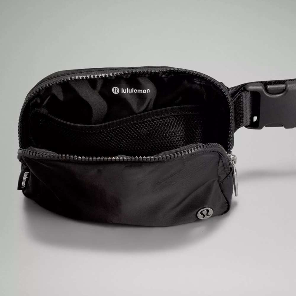 NWT Lululemon Everywhere Belt Bag Black/White Wordmark  New - Picture 3 of 10